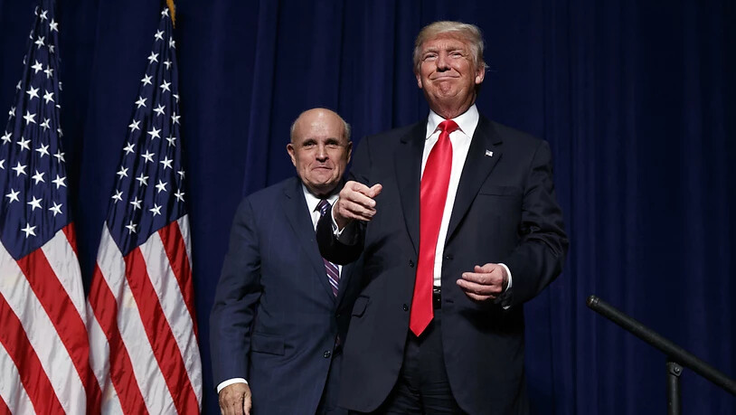 New Yorks Ex-Bürgermeister und Trump-Fan, Rudy Giuliani (links) schliesst sich dem Anwaltsteam von US-Präsident Donald Trump (rechts) an. (Archivbild)