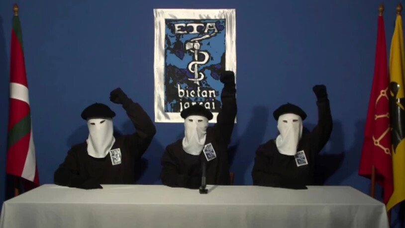 Maskierte ETA-Mitglieder an einer Medienkonferenz im Jahr 2011 - nun hat sich die ETA bei den Opfern ihrer Anschläge entschuldigt. (Archiv)
