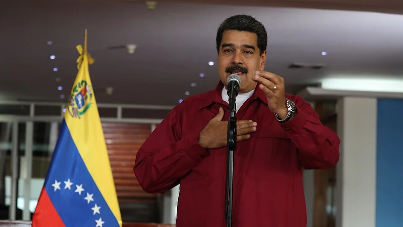 Der Präsident Venezuelas, Nicolás Maduro, spricht auf einer Pressekonferenz am Samstag am Flughafen von Caracas - kurz vor seiner Abreise nach Kuba, wo er dem neuen Präsidenten persönlich gratulieren will.