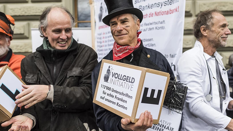 Zur Abstimmung über die Vollgeld-Initiative hat ein Aargauer eine Abstimmungsbeschwerde eingereicht. Im Bild: Als Berufsleute verkleidete Aktivisten bei der Einreichung der Initiative im Dezember 2015. (Archivbild)