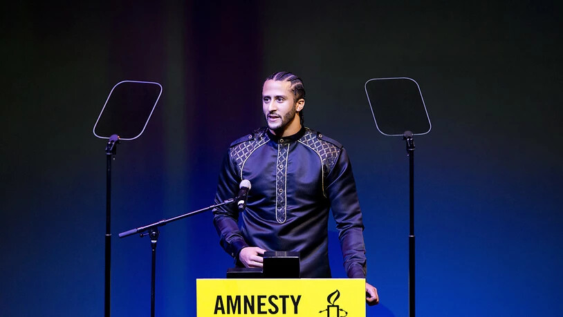 Auf Knien gegen Polizeigewalt und soziale Diskriminierung: Der US-Footballspieler Colin Kaepernick erhält am Samstag einen Preis von Amnesty International.