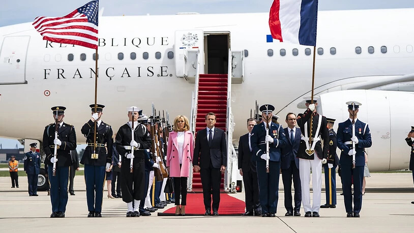 Frankreichs Präsident Emmanuel Macron und Gattin Brigitte bei ihrer Ankunft in Washington