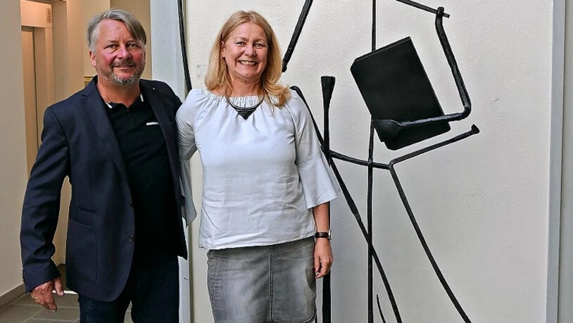 Die Macher und ihr Werk: Das Ehepaar Zimmermann posiert zusammen mit seinem Fridolin, der neu über die Piazza wacht.