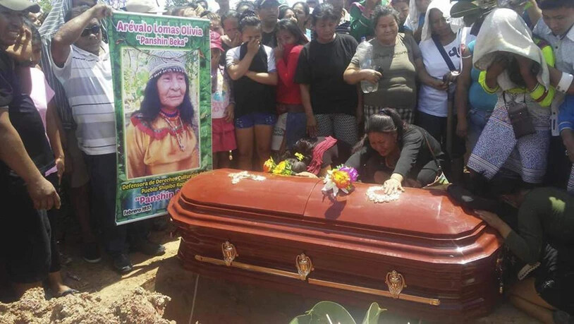 Dorfbewohner trauern nach dem gewaltsamen Tod von Arévalo: Zwei Einheimische sollen den Mann getötet haben, der mutmasslich im Drogenrausch die Schamanin erschossen haben soll.