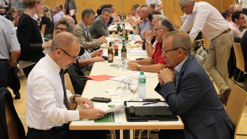 Einblick : Die SVP-Delegierten lassen sich unter anderem von Regierungsrat Stefan Kölliker (Mitte stehend) über die Vorlagen orientieren.
