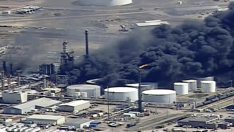 Das Feuer dürfte noch tagelang brennen: In einer Ölraffinerie im US-Bundesstaat Wisconsin ist ein Grossbrand ausgebrochen.