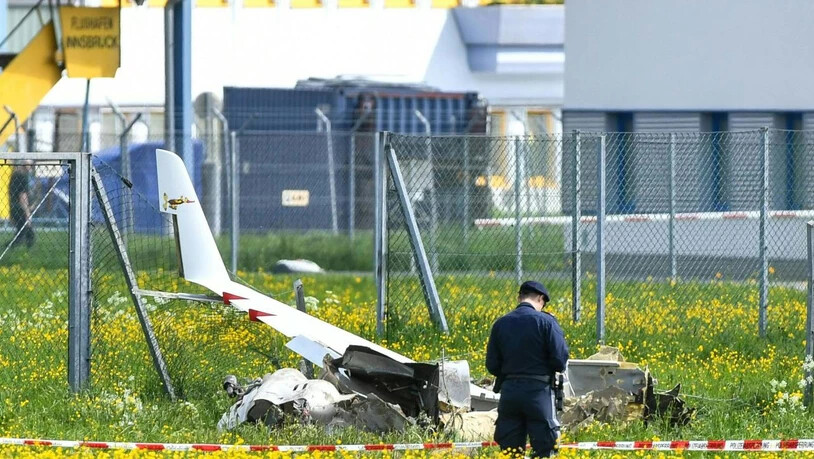 Das in Innsbruck abgestürzte Kleinflugzeug, in dem zwei Menschen ums Leben kamen, ist aus der Schweiz gekommen. FOTO: APA/ZEITUNGSFOTO.AT7DANIEL LIEBL