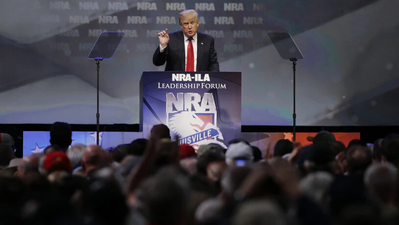 Donald Trump spricht an einem NRA-Treffen im Mai 2016 - damals noch als Präsidentschaftskandidat. Die Waffenlobby war ein wichtiger Spender für Trump während des US-Präsidentschaftswahlkampfs 2016. (Archiv)