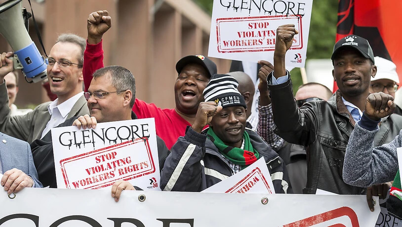Gewerkschaften aus über zehn Ländern demonstrieren vor dem Haupteingang des Casinos in Zug, wo die Glencore-Generalversammlung stattfindet.