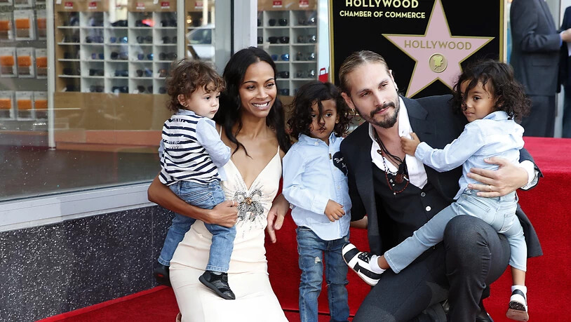 Die 39-jährige US-Schauspielerin Zoe Saldana (2. von Links) hat am Donnerstag ihren Hollywood-Stern gleich mit ihrer ganzen Familie gefeiert.