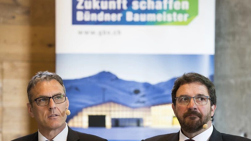 Geschäftsführer Andreas Felix (links) und Präsident Markus Derungs an der Generalversammlung des Graubündnerischen Baumeisterverbandes.