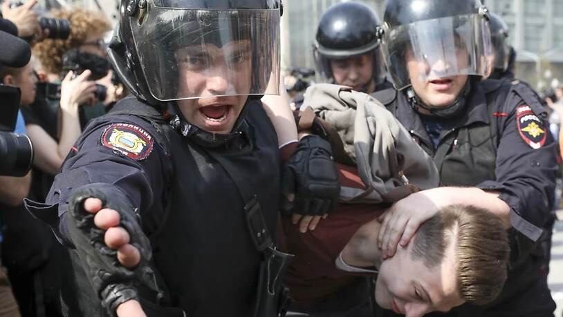 Reihenweise schleppte die Polizei in Moskau Demonstranten weg - landesweit soll über tausend Festnahmen gegeben haben.