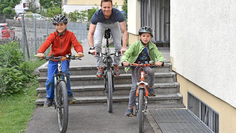 Action nicht nur am Wochenende: Rolf Jud kümmert sich an drei Halbtagen unter der Woche um seine beiden Söhne Julian (10) und Cédric (8).