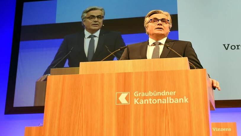 CEO Alois Vinzens spricht vor der Versammlung.