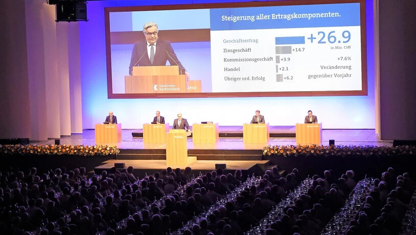 CEO Alois Vinzens spricht vor der Versammlung.