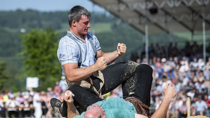 Samuel Giger bettet im Schlussgang in Hausen am Albis den Solothurner Bruno Gisler ins Sägemehl