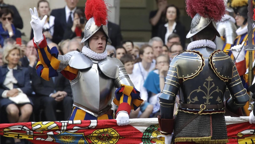 Neue "Bodyguards" für den Papst: 32 Schweizer - gekleidet in historischer Rüstung - legten im Vatikan ihren Amtseid ab.