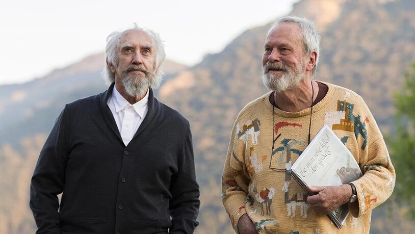 Regisseur Terry Gilliam (r) und Hauptdarsteller Jonathan Pryce in "The Man Who Killed Don Quixote". Nach längerem juristischen Tauziehen ist der Film in Cannes ausser Konkurrenz zu sehen. (Pressebild)