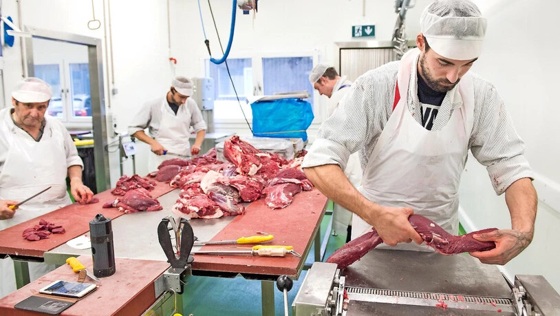 Umsatzsteigerung : Die Qualitätsarbeit der Metzger des Fleischzentrums Klosters Davos wird geschätzt.