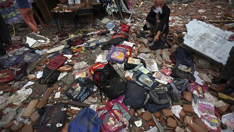Trauernder auf den Trümmern einer beim Beben vor zehn Jahren in Sichuan zerstörten Schule. (Archiv)