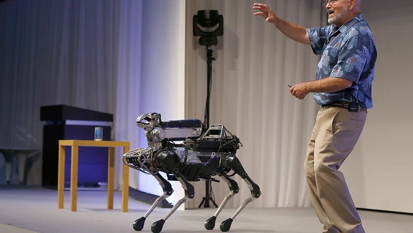 Boston Dynamics-Chef Marc Raibert mit dem vierbeinigen Roboter, der bald auf den Markt kommen soll (Archivbild)