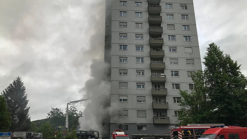 Der Hochhaus-Brand in Brügg bei Biel hielt am Montagmorgen Dutzende Feuerwehrleute in Atem.