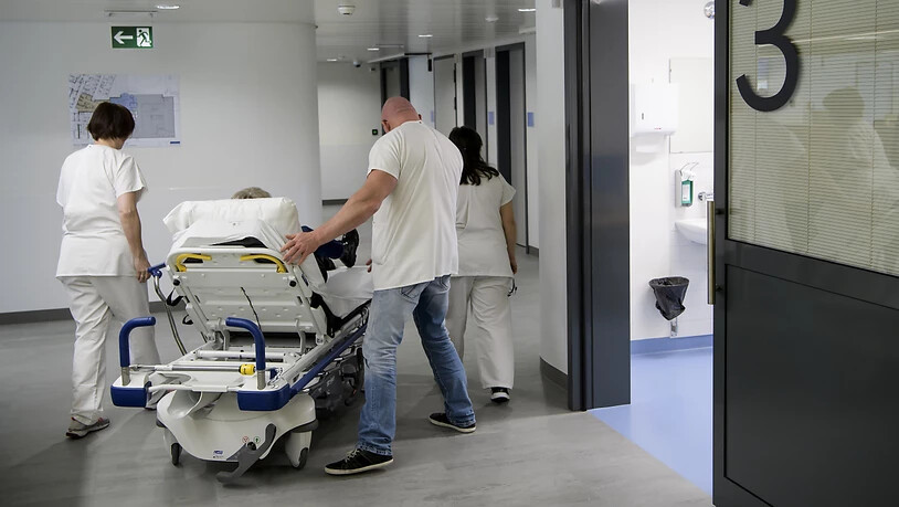 Die Kantone zahlen heute mehr als die Hälfte der Kosten einer Spitalbehandlung. Sie fürchten um ihren Einfluss, falls sie das Geld künftig den Krankenkassen abliefern müssen. (Archivbild)