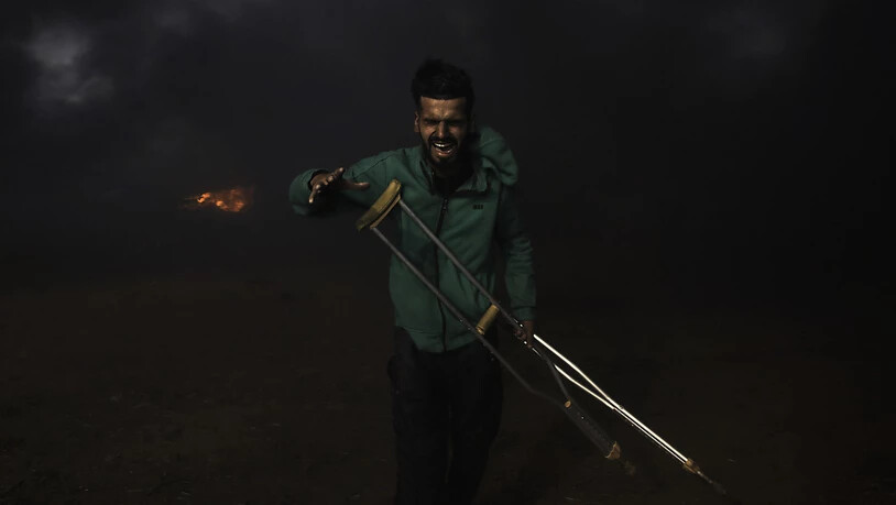 Ein palästinensischer Demonstrant im Gazastreifen nach dem Einsatz von Tränengas durch die israelische Armee.