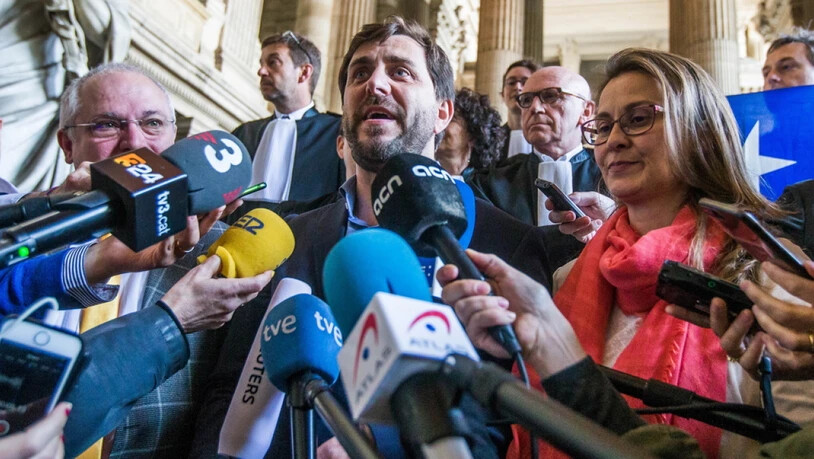Auslieferung abgelehnt: Die ehemaligen Mitglieder der katalanischen Regionalregierung Meritxell Serret (r), Lluís Puig i Gordi (l) und Toni Comín (m) dürfen gemäss der belgischen Justiz im belgischen Exil bleiben. Der gescheiterte Auslieferungsantrag ist…