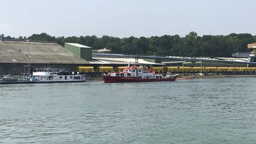 Bei einem mit Dieselöl beladenen Motortankschiff ist am Samstagmorgen Wasser eingetreten. (Bild: Polizei Basel-Landschaft)