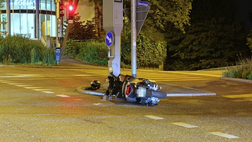 Ein Motorradfahrer hätte gerne auf die Polizei verzichtet: Ein Fluchtversuch nach einem ersten Sturz misslang, weil er auf einen Randstein fuhr und erneut stürzte. (Bild: Stadtpolizei St. Gallen)