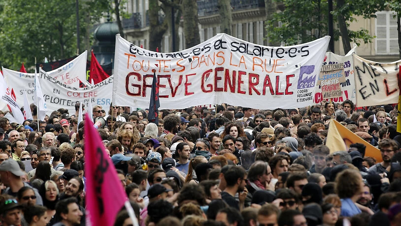 Zehntausende Angestellte im öffentlichen Dienst Frankreichs haben am Dienstag die Arbeit niedergelegt und ihrem Unmut über die Regierungspolitik Luft gemacht.