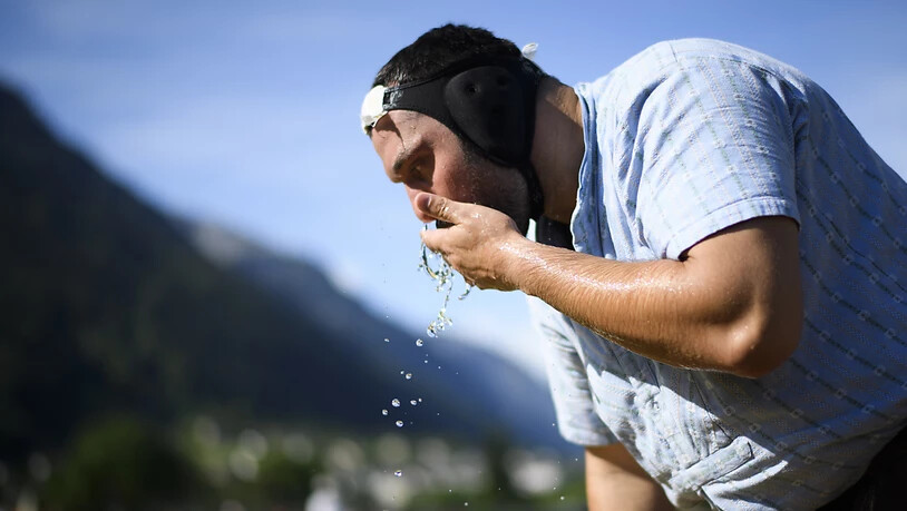 Daniel Bösch erfrischt sich hier am Glarner-Bündner Fest vom Pfingstmontag
