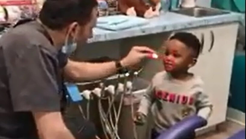 Zahnarzt Eyal Simchi aus dem US-Staat New Jersey versucht seine nervösen Patienten mit Zaubertricks zu beruhigen.