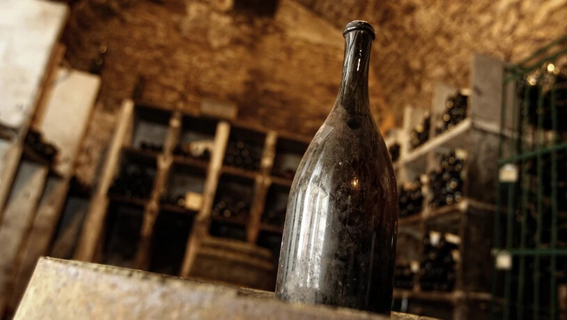 Eine solche Flasche "Vin Jaune" (gelber Wein) ist für fast 104'000 Euro versteigert worden. (Archiv)