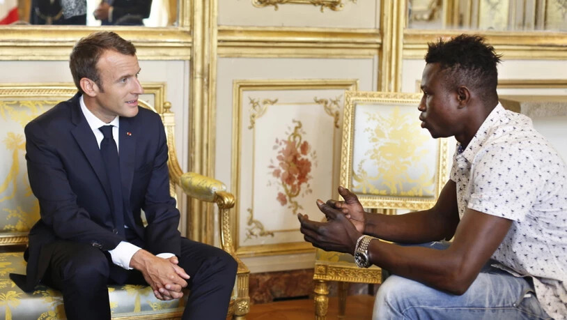Einbürgerung für Heldentat: Der französische Präsident Emmanuel Macron (l.) empfängt den Retter des Kindes, Mamoudou Gassama, im Elysée-Palast.