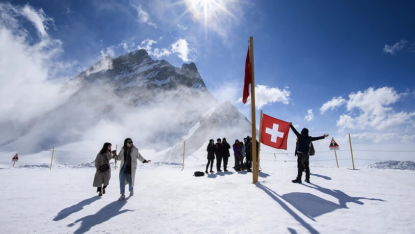 Dürften auch im Sommer zahlreicher kommen: Touristen auf dem Jugfraujoch (Archivbild)