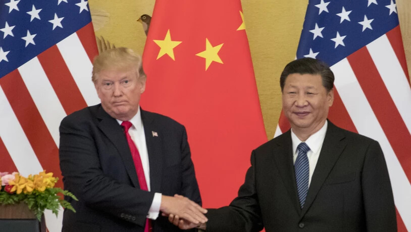 China bemängelt die Vorgehensweise von US-Präsident Donald Trump (links) bei der Verhängung neuer Strafzölle. (Archivbild)