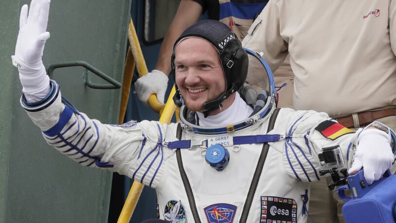 Ein letztes Winken vor dem Abflug: der deutsche Astronaut Alexander Gerst ist von Baikonur in Kasachstan zu seinem zweiten Raumflug gestartet.
