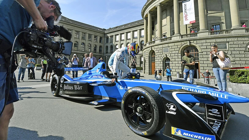Heute Sonntag gastiert die Formel E in Zürich - im Bild der Schweizer Lokalmatador Sébastien Buemi bei der Präsentation des Rennens im April vor der ETH