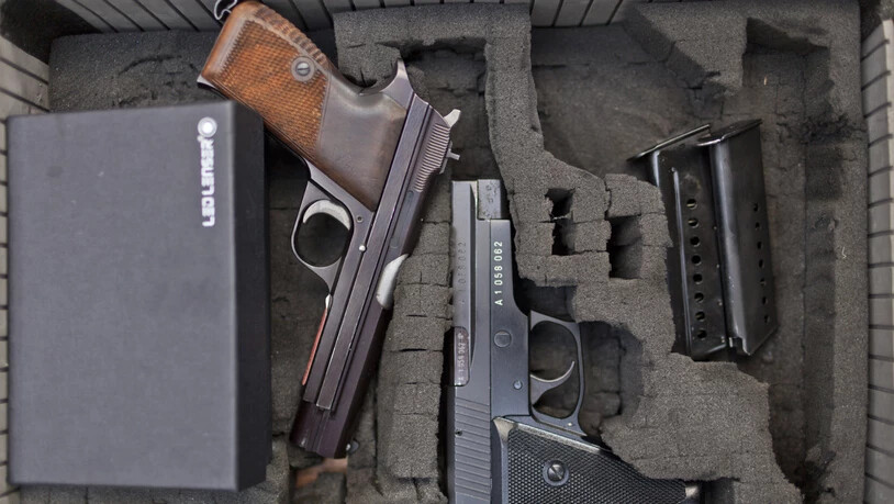 Verdacht auf illegalen Handel mit Waffen und Munition im Internet bei der Schwyzer Kantonspolizei. (Symbolbild)