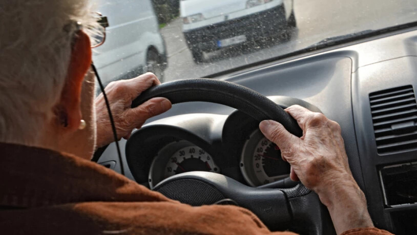 Ab dem 1. Januar 2019 müssen sich Autofahrerinnen und Autofahrer erst ab dem Alter von 75 Jahren alle zwei Jahre einer medizinischen Untersuchung unterziehen. Der Bundesrat hat die Erhöhung der Alterslimite von 70 auf 75 Jahre am Freitag auf diesen…
