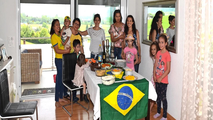 Fest unter Freunden: Magna Ammann (3. von links) und ihre Freundinnen werden morgen mit Brasilien mitfiebern.