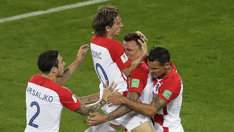 Kroatiens Spieler feiern auf enthusiastische Weise das Tor zum 1:0 gegen Nigeria
