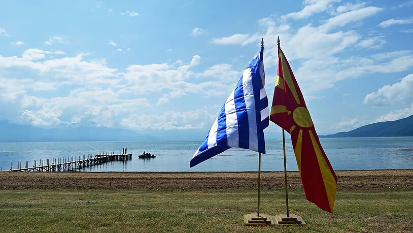 Die Flaggen Griechenlands und der Republik Nord-Mazedonien am Ufer des Prespasees, wo die Unterzeichnung einer Vereinbarung zum Namensstreit stattfand.