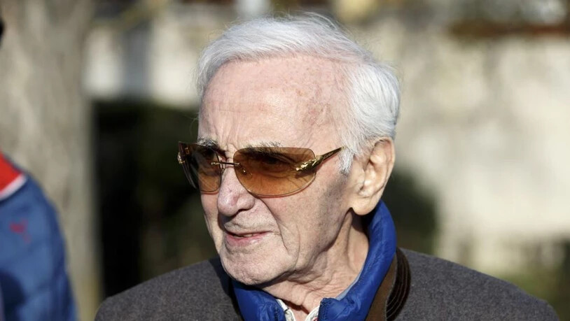 Der Wahlschweizer Charles Aznavour ist mit 94 noch recht rüstig. Der Arm, den er Mitte Mai bei einem Sturz gebrochen hat, heilt jetzt aber doch weniger gut als erhofft. Bis September kann er keine Konzerte geben. (Archivbild April 2018)