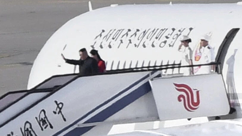 Nordkoreas Machthaber Kim Jong Un und seine Frau beim Abflug vom Flughafen Peking nach ihrem China-Besuch.