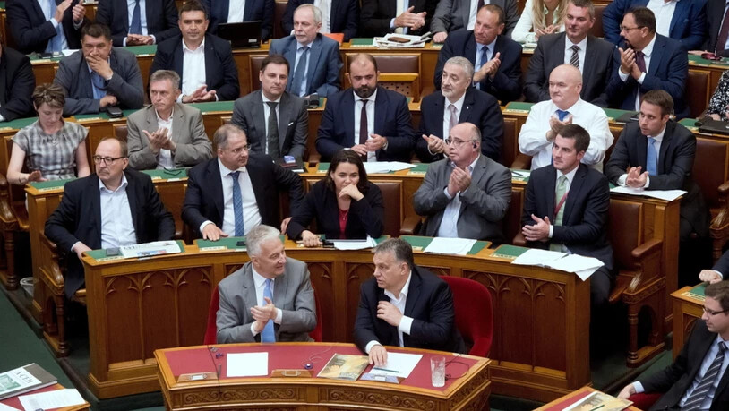 Ungarns Ministerpräsident Viktor Orban (Mitte rechts) freut sich am Mittwoch im Parlament in Budapest über die Annahme des Anti-Flüchtlings-Gesetzespakets.