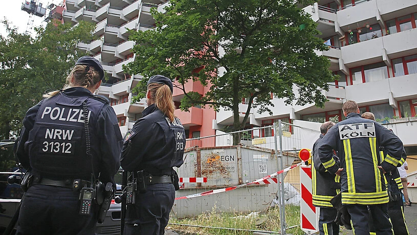 Die deutsche Polizei durchsucht nach dem Fund von hochgiftigem Rizin ein Hochhaus in Koeln  (KEYSTONE/DPA/Oliver Berg)