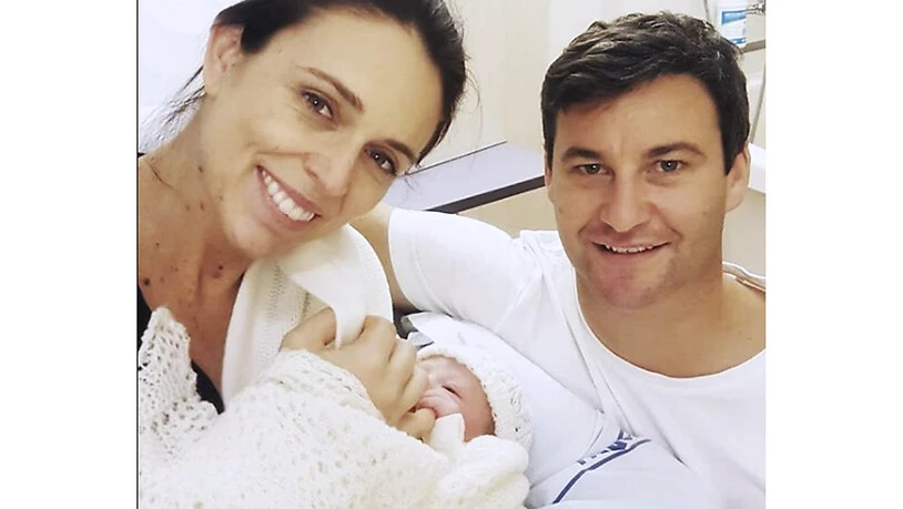 Mit diesem Photo präsentiert Neuseelands Regierungschefin ihr neugeborenes Baby.